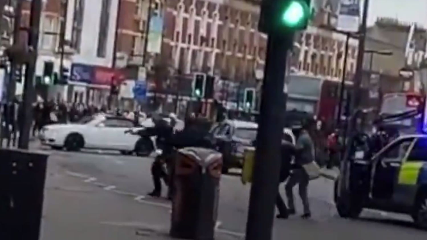 Londra, attacco ai passanti. È un islamico uscito di cella