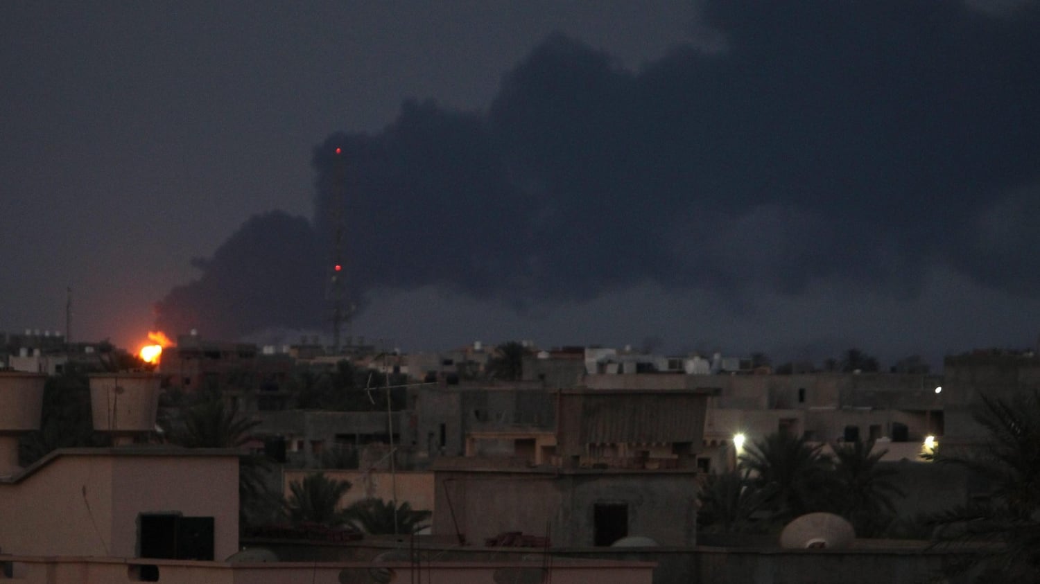 Libia, dall'Italia i Canadair per spegnere il deposito in fiamme