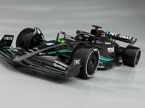 Mercedes, la W14 “all black” per il riscatto