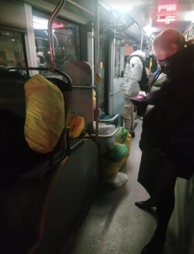 Clochard su un autobus a Milano 2