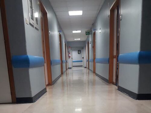 Muore in clinica dopo aver partorito il terzo figlio: indaga la polizia