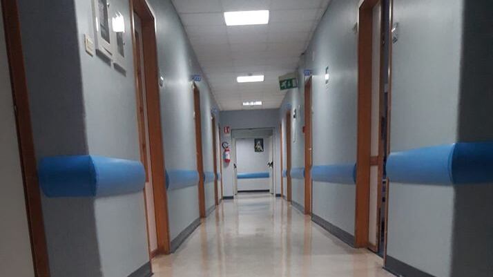 Muore in clinica dopo aver partorito il terzo figlio: indaga la polizia