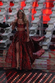 Sanremo, Diletta Leotta ospite sul palco intona "Sarà perché ti amo" 17