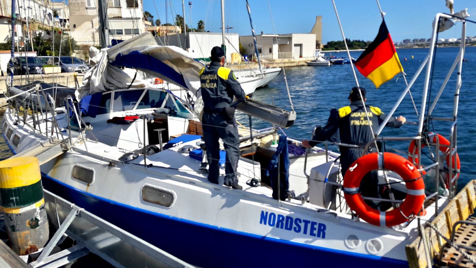 Continuano gli sbarchi: a Brindisi i migranti arrivano col veliero