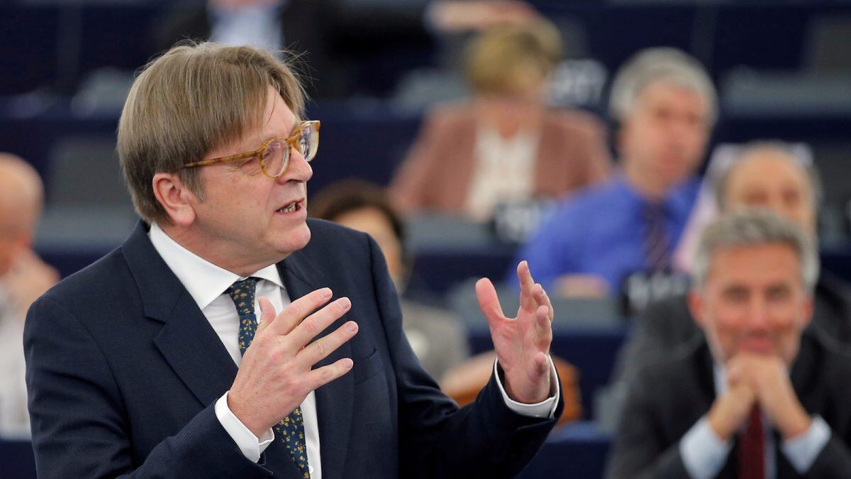 Verhofstadt torna all'attacco: "Salvini vuole gli immigrati"