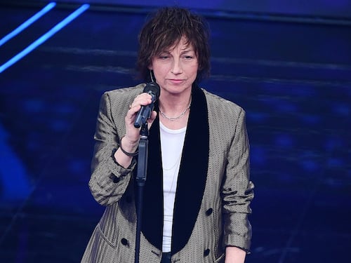 Incidente sul palco per Gianna Nannini: come si è rotta il braccio