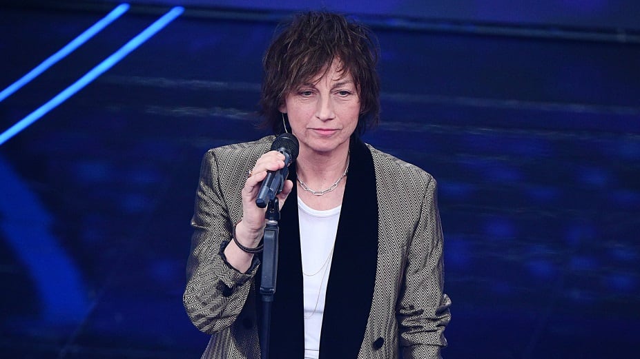 Incidente sul palco per Gianna Nannini: come si è rotta il braccio