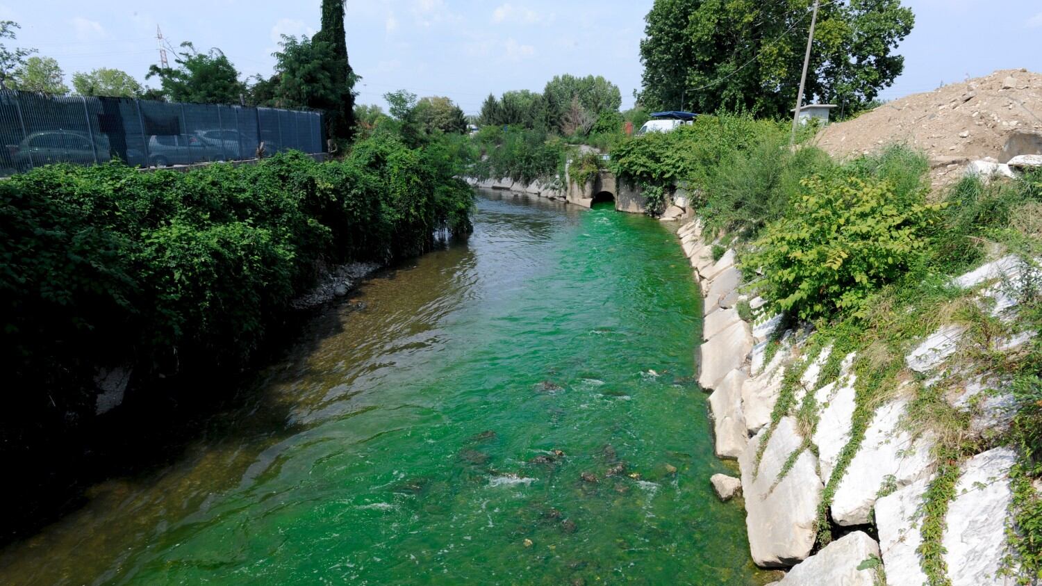 Il fiume Lambro si colora di verde, l'Arpa: "È stata rilasciata una sostanza"