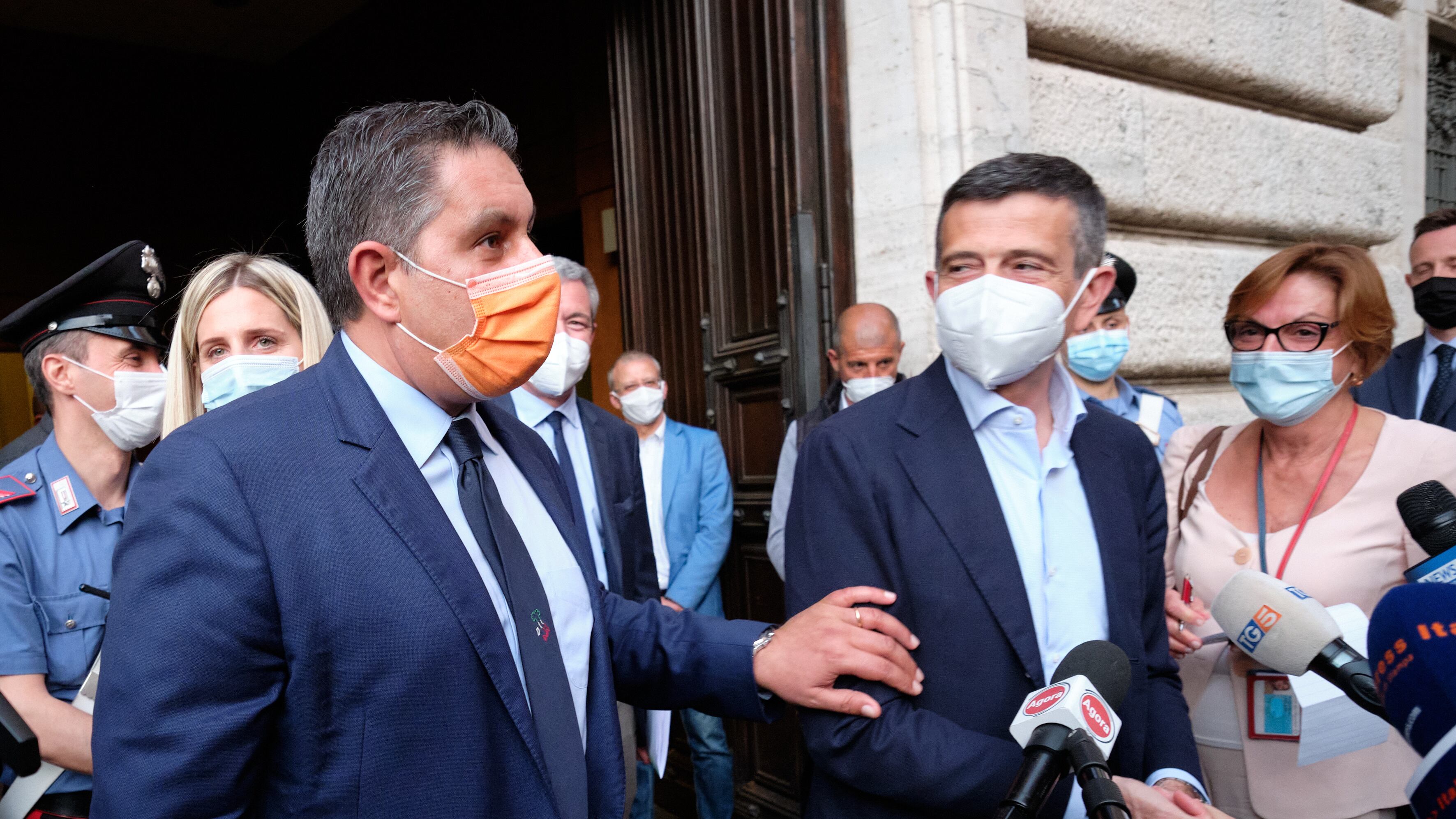 Zuccotti, Lupi, Minoli. L'"habemus papam" slitta a mercoledì
