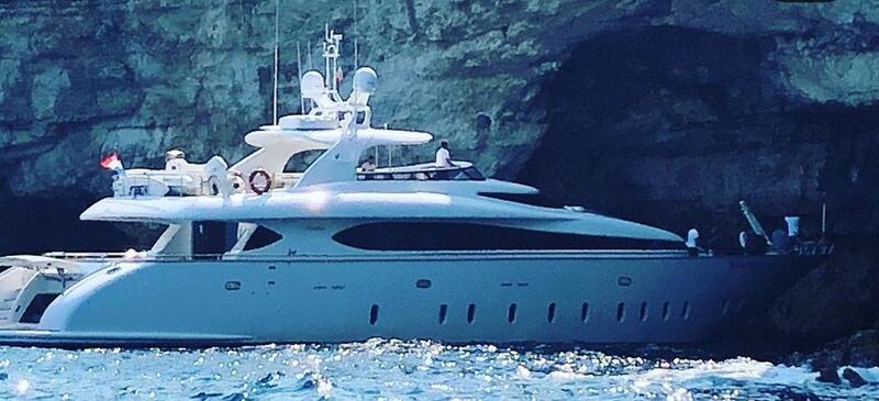 Yacht nella grotta