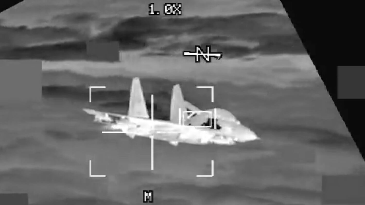 "Rischio collisione altissimo": lo "scontro" ad alta quota tra il caccia cinese e il bombardiere Usa