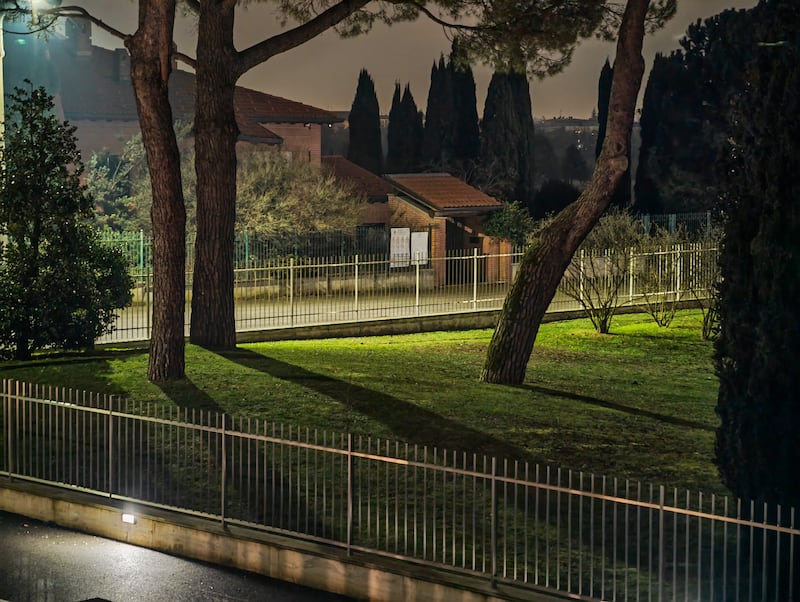 La fotocamera "tele" di Magic 8 Pro in notturna (3,7x)