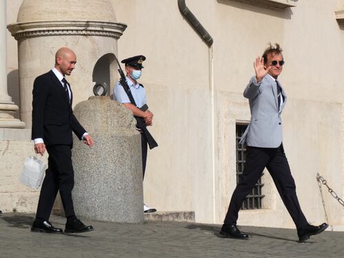 La grande festa per le strade di Roma: la gente rende omaggio all'Italia di Mancini
