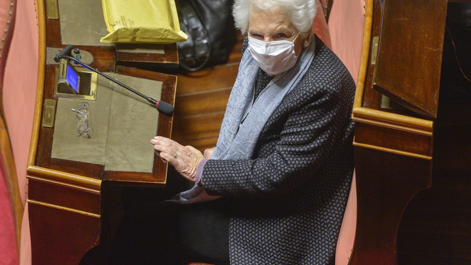Così Sgarbi asfalta la Segre