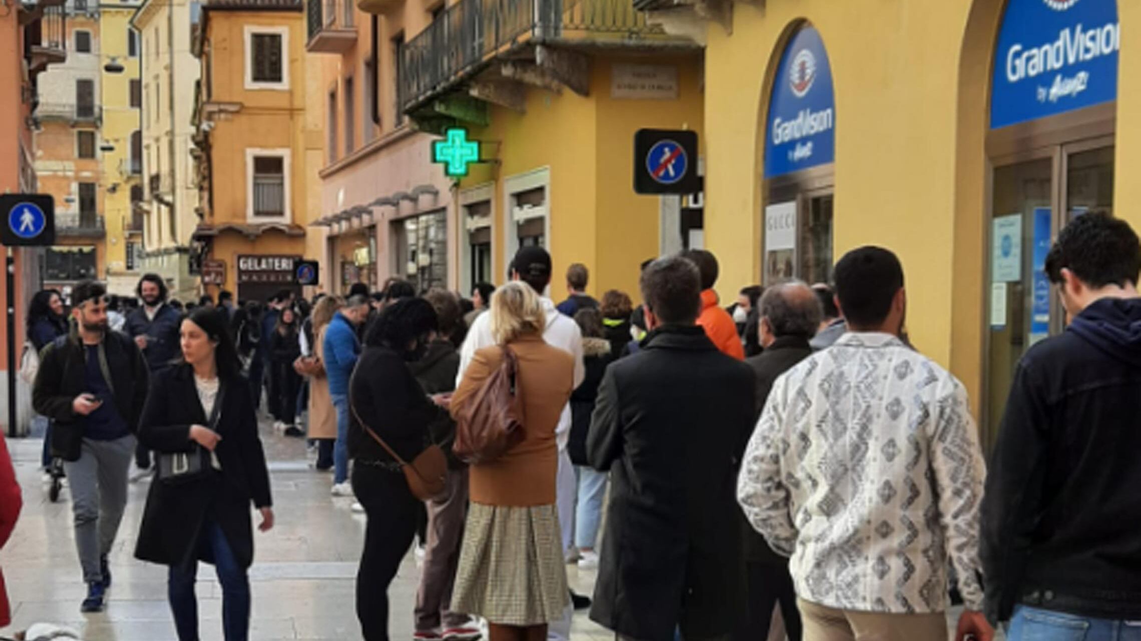 "Ti strappiamo lo Swatch". Cos'è il reselling della gang romana