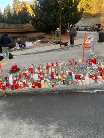 Crans-Montana, candele e lumini rossi sul luogo della strage 9