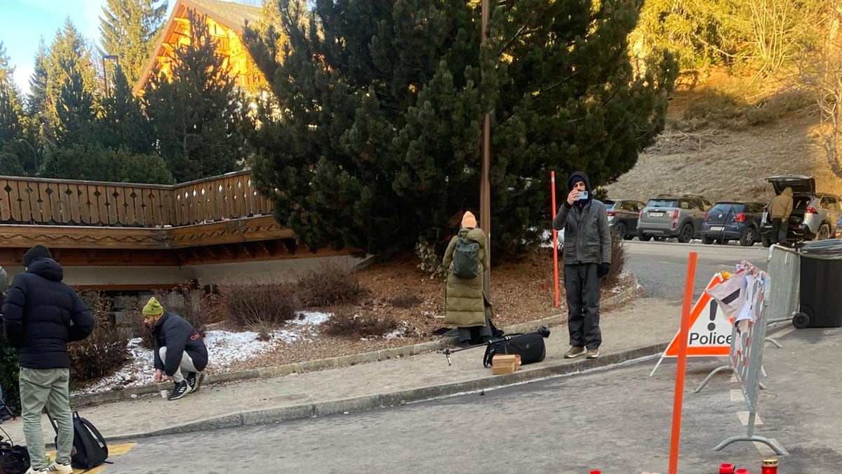 Il dolore in strada tra psicologi e sopravvissuti salvati dal destino. "Ho visto gli altri bruciare e cadere"