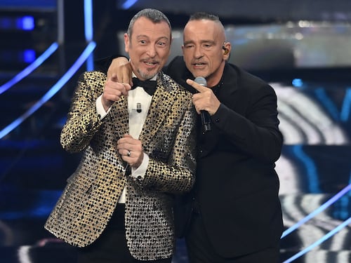 "Mi fai fare il Ballo del Qua Qua?". Ramazzotti sfotte Amadeus sul caso John Travolta