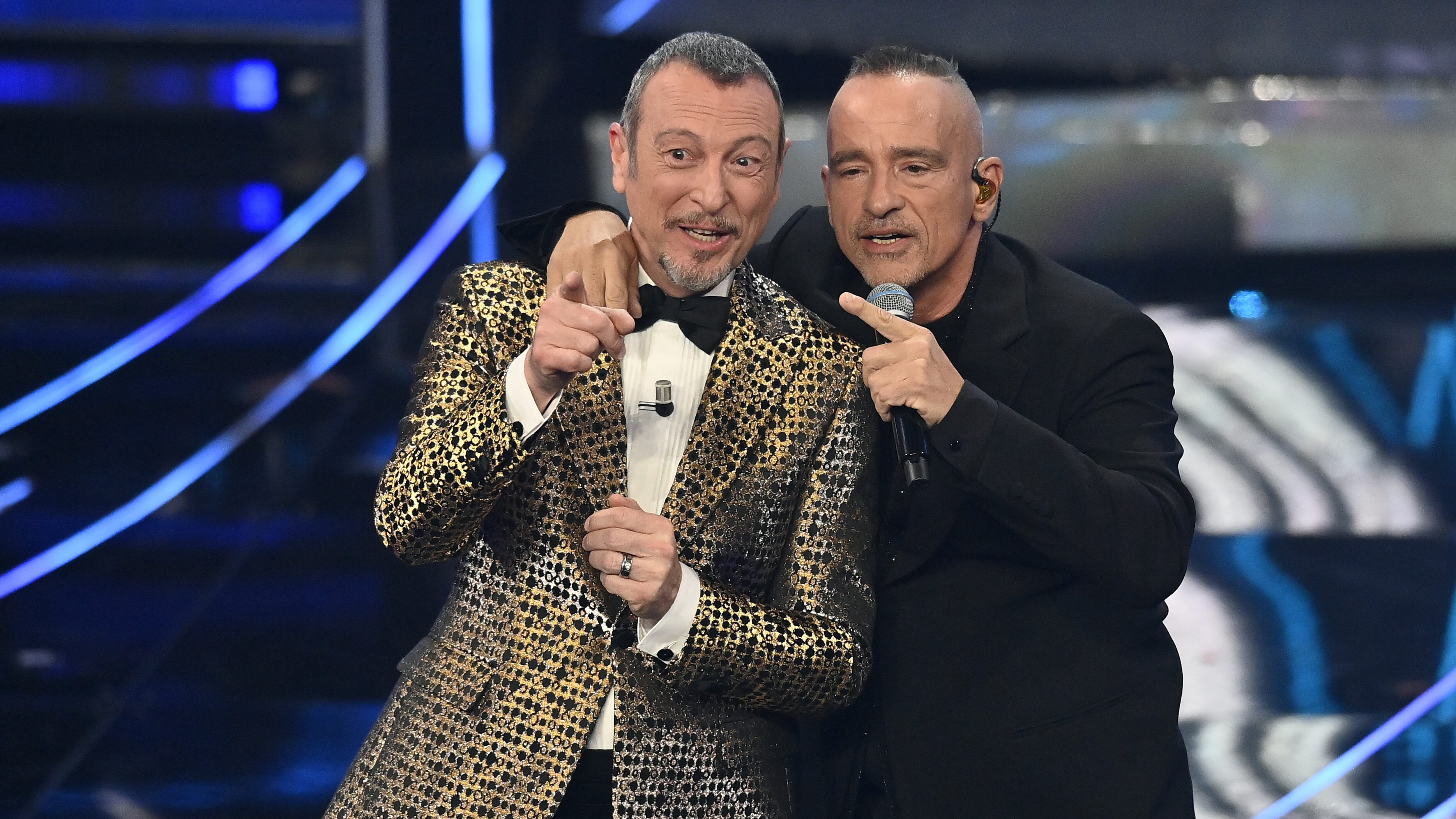 "Mi fai fare il Ballo del Qua Qua?". Ramazzotti sfotte Amadeus sul caso John Travolta