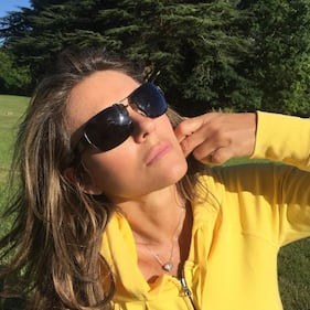 Liz Hurley, sexy bikini in India 23