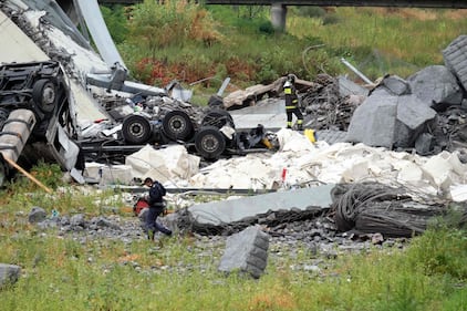 Genova, auto e camion schiacciati dal ponte 2