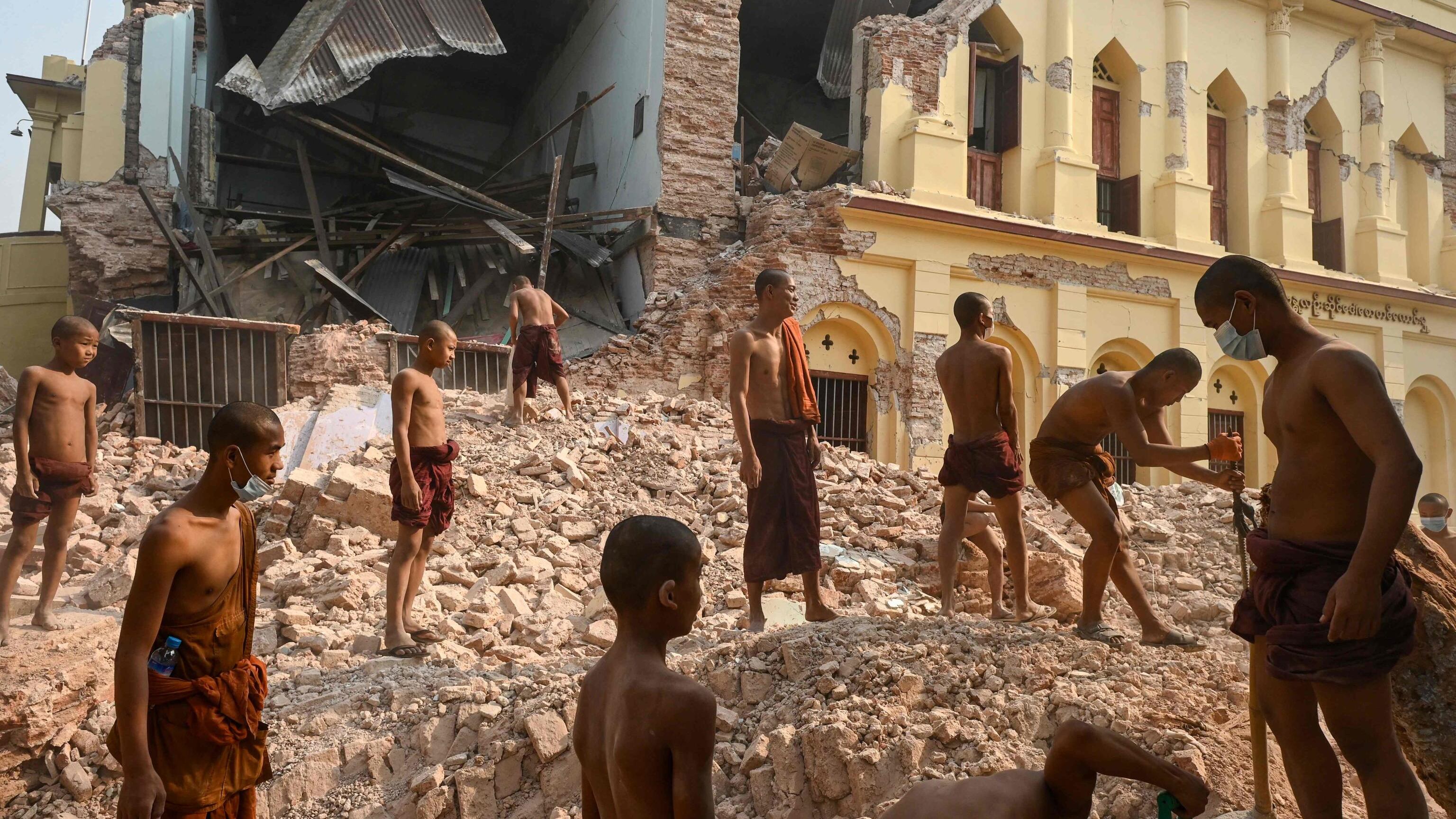 Myanmar, 2.700 morti e aiuti a rischio