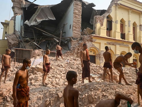 Myanmar, 2.700 morti e aiuti a rischio