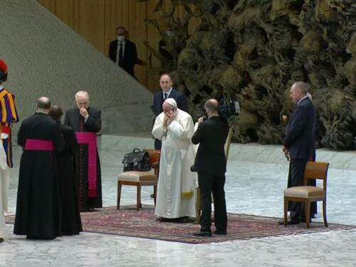 "Una chiamata urgente". E il Papa interrompe il cerimoniale