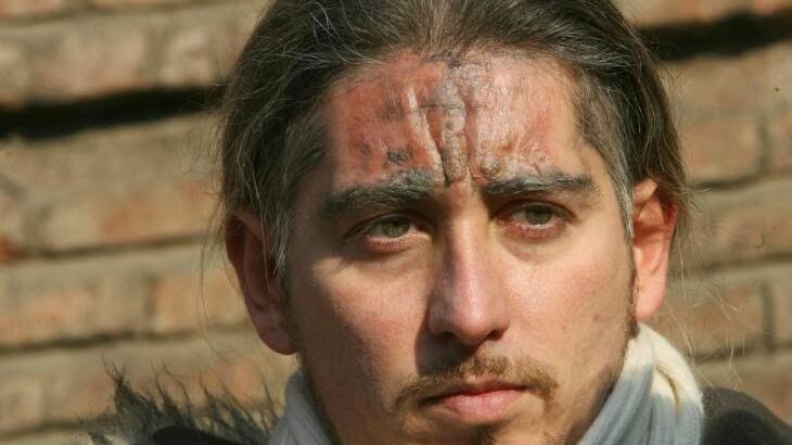 "Sei un venduto. Le fiamme avrebbero dovuto finire il lavoro"