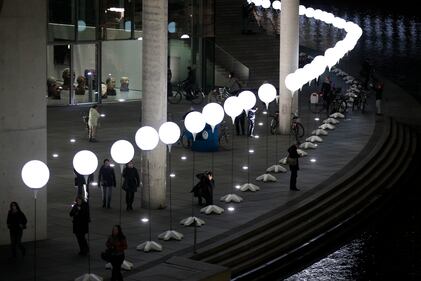 Palloncini luminosi lungo il Muro di Berlino 30