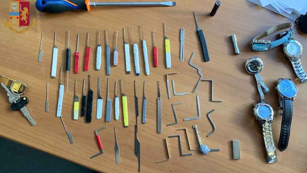 Firenze, scopre due ladri in casa e viene aggredito con un cacciavite