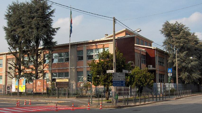Lite tra genitori fuori dalla scuola, spunta un machete