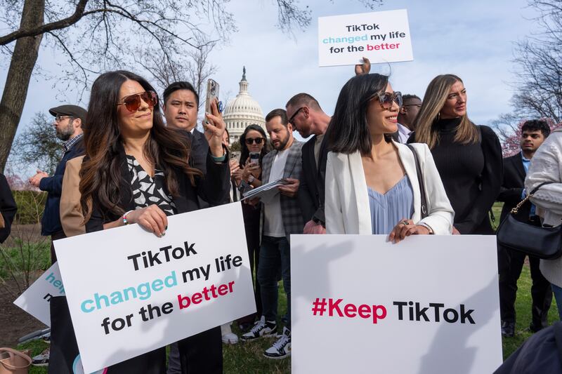 Le proteste dei tiktoker fuori dal Congresso Usa 7