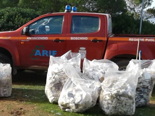 Lecce, la mareggiata ricopre la spiaggia di polistirolo