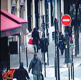 L'uomo armato nelle immagini delle telecamere 1