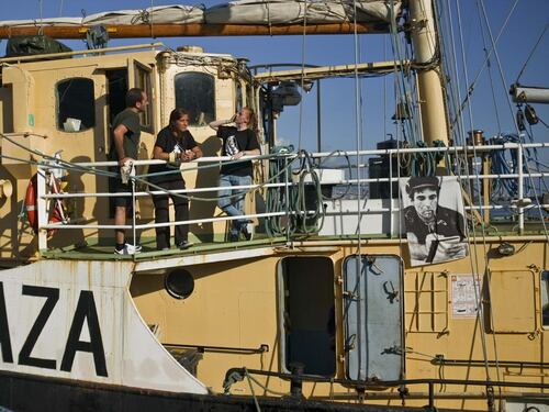 La Marina israeliana blocca una nave di attivisti pro Gaza: c'è un italiano a bordo