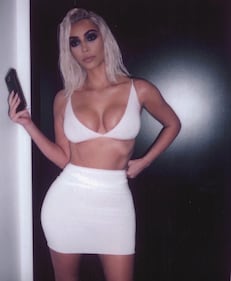 Kim Kardashian, topless e capelli rosa sui social 2