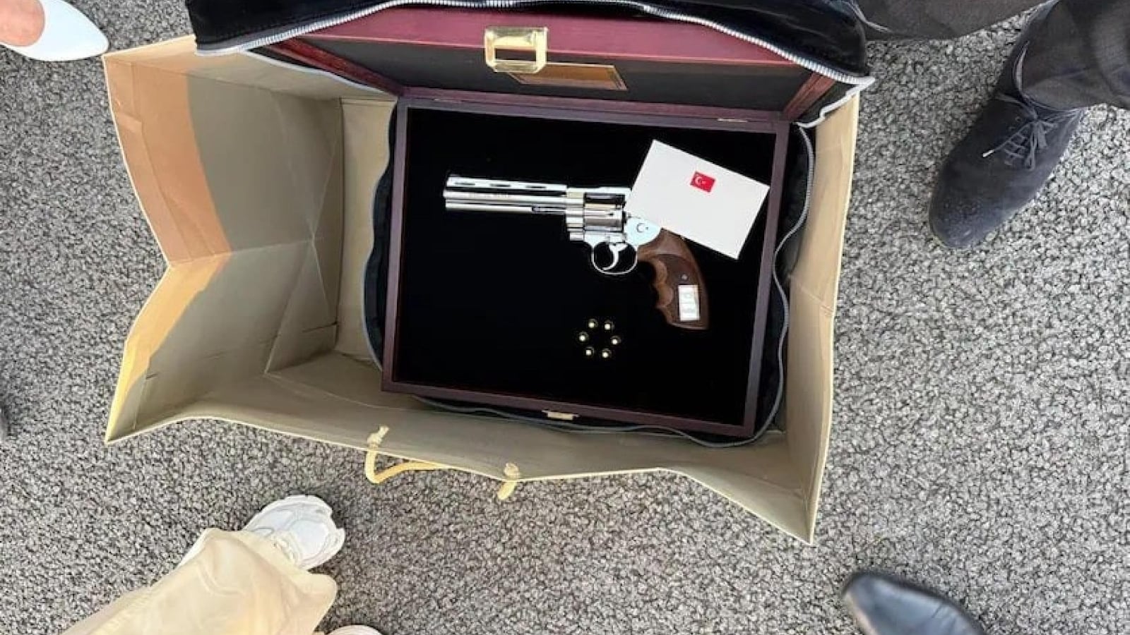 Una pistola con il nome (e 6 proiettili): il dono di Erdogan imbarazza i leader