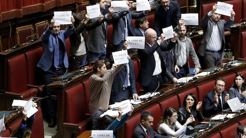 La protesta in aula dei 5 Stelle 7