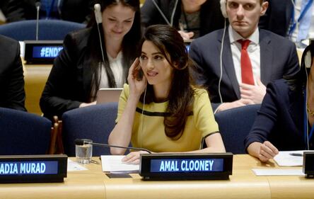 Amal Clooney con il "pancino" all'evento contro l'Isis 11