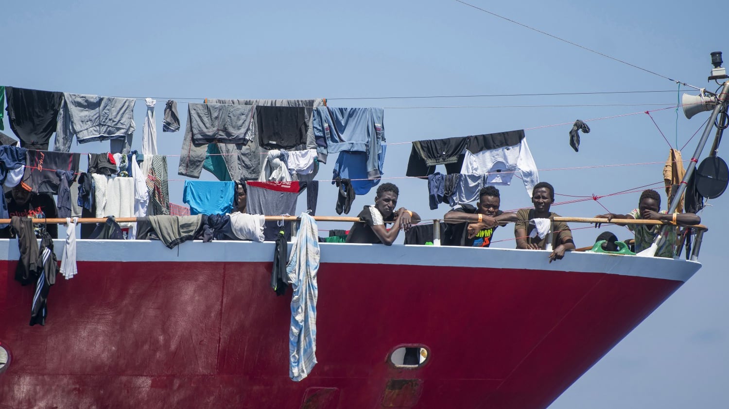 Le foto che inchiodano l'Ong: così proteggevano i trafficanti