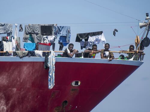 Le foto che inchiodano l'Ong: così proteggevano i trafficanti