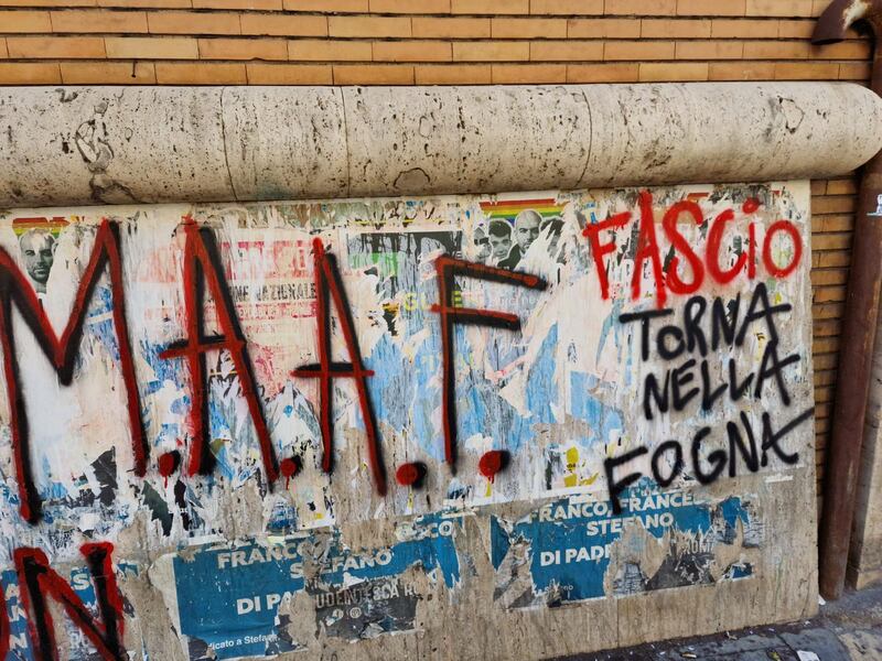 Minacce di morte e slogan cupi: odio "rosso" contro gli studenti di destra 7