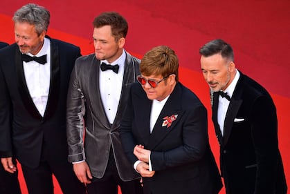 Elton John sul red carpet con gli occhiali a cuore 7
