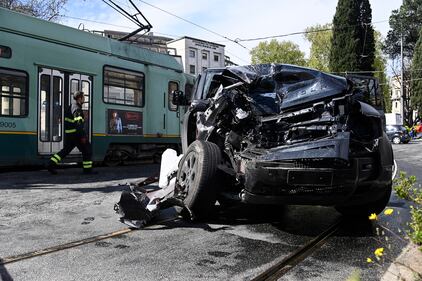 Paura per Immobile, si schianta contro un tram a Roma: le immagini dell'incidente 13