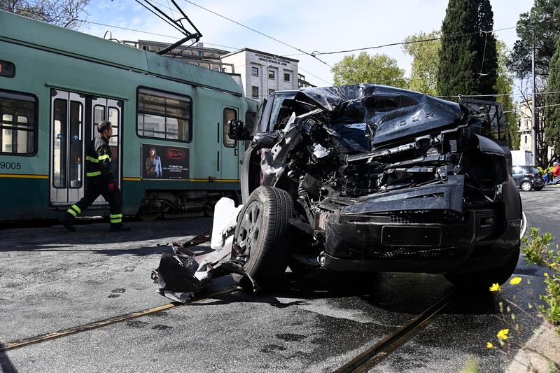 Paura per Immobile, si schianta contro un tram a Roma: le immagini dell'incidente 13