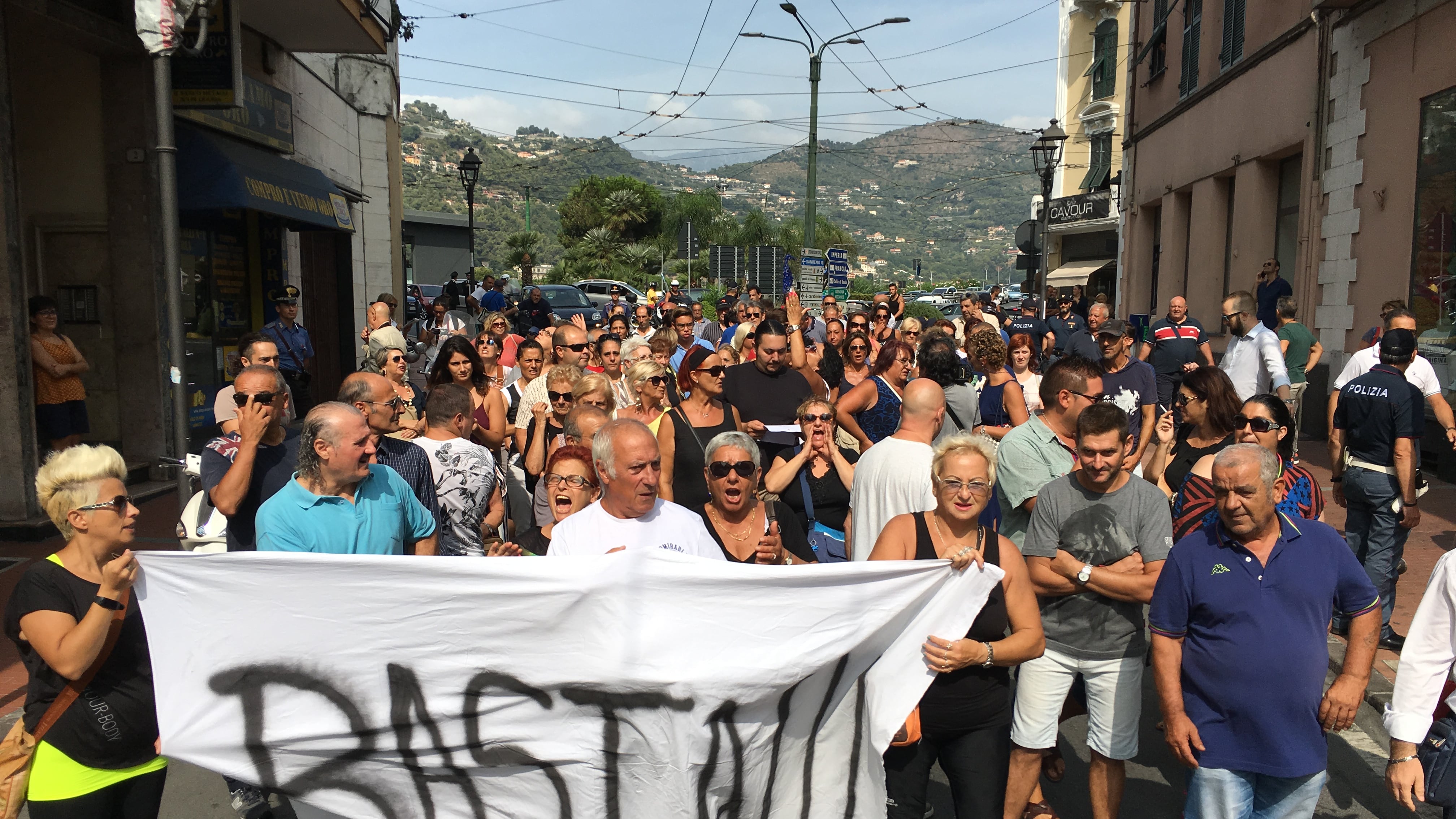 Ventimiglia in piazza: "Basta immigrati qui"