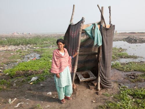 India, 60 milioni di bagni contro il disastro sanitario. Ma il piano rischia il flop