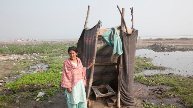 India, 60 milioni di bagni contro il disastro sanitario. Ma il piano rischia il flop