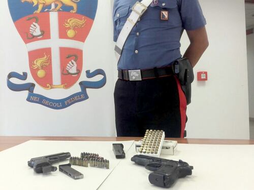 Trova uno zaino con due pistole in cantina